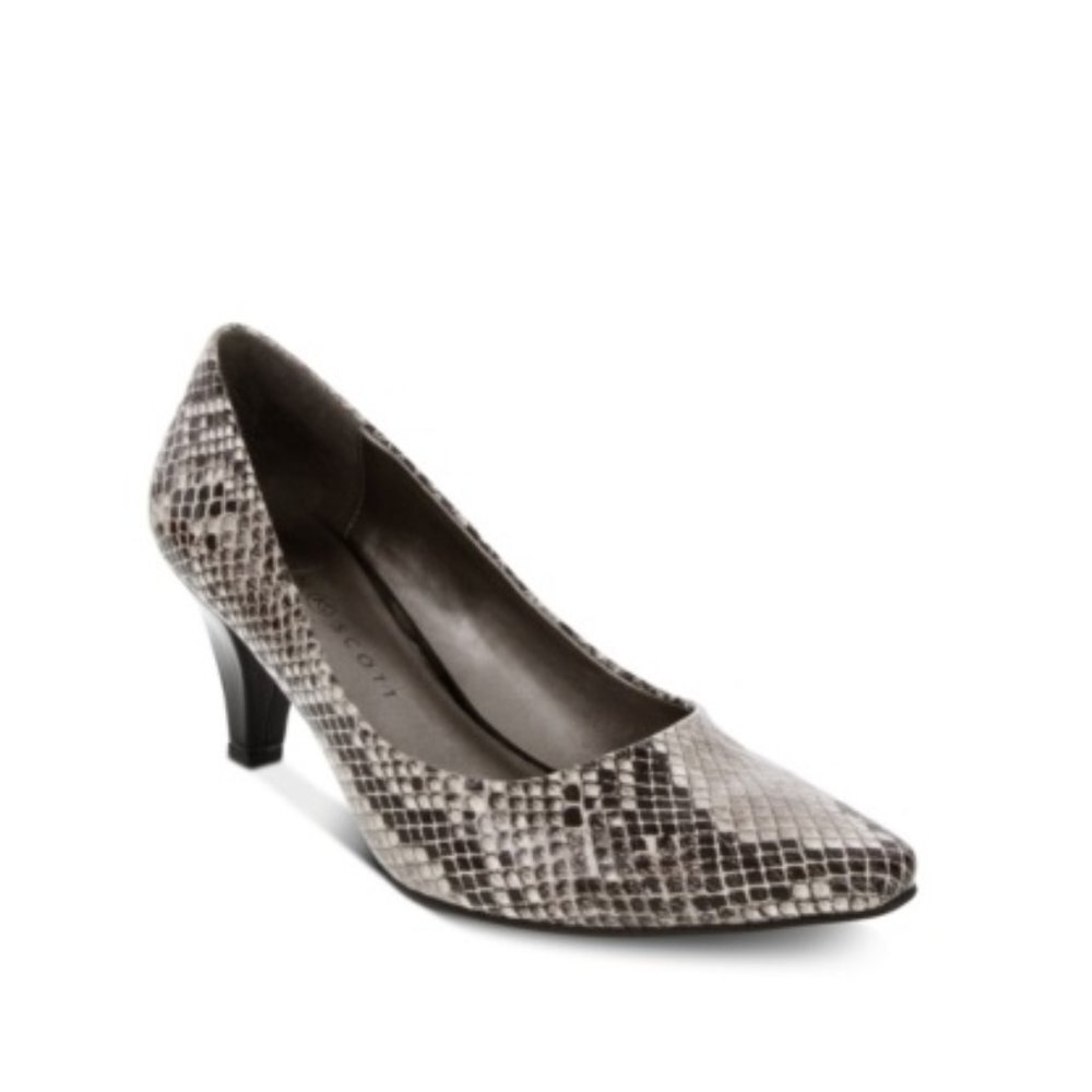 Karen Scott Meaggann Pumps